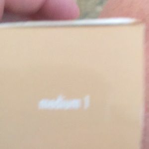 Stila - Hide and Chic foundation in medium 1